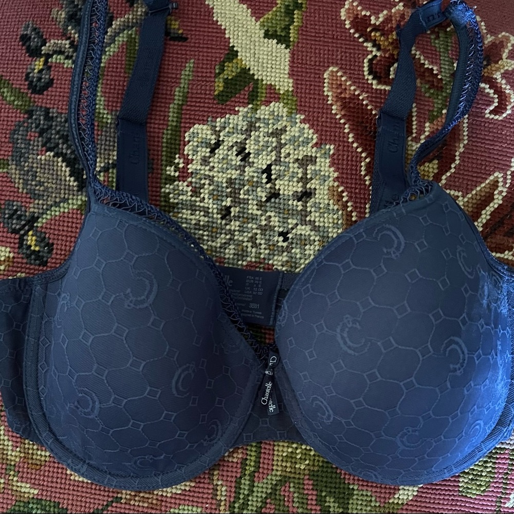 NWOT Chantelle underwire bra. Navy blue.